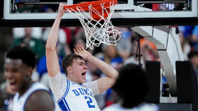 dm_250323_cooper_flagg_alleyoop1399