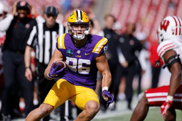 TAMPA, FL - JANUARY 01: LSU Tigers tight end Mason Taylor (86) runs with the ball after catching a pass during the ReliaQuest Bowl against the Wisconsin Badgers on January 1, 2024 at Raymond James Stadium in Tampa, Florida. (Photo by Joe Robbins/Icon Spor