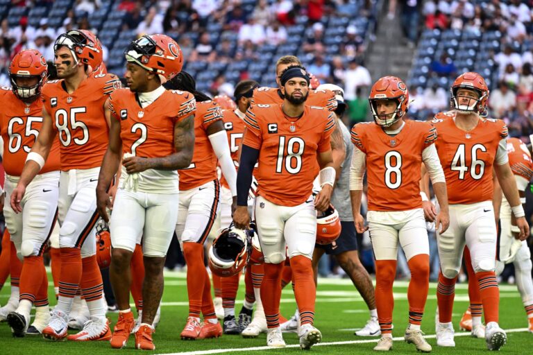 Chicago Bears quarterback Caleb Williams (18) and teammates break from a huddle up prior to the game against the Houston Texans of an NFL football game, Sunday, Sept. 15, 2024 in Houston. (AP Photo/Maria Lysaker)