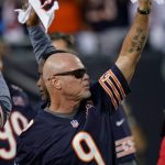 jim-mcmahon-former-chicago-bears-quarterback-waves-440nw-10378112an