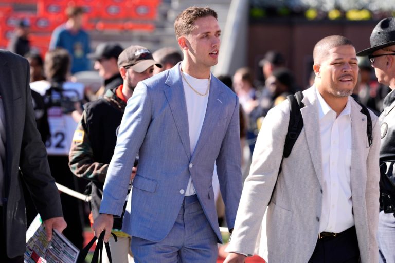 miami-quarterback-carson-beck