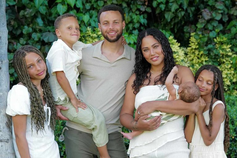 stephen-curry-and-ayesha-curry-family-tout-091024-c49963c7b50d4d26934b5b3d582931a7