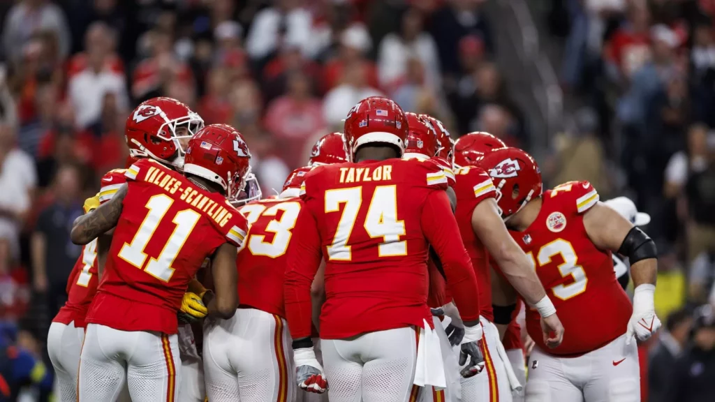 chiefs-offensive-huddle